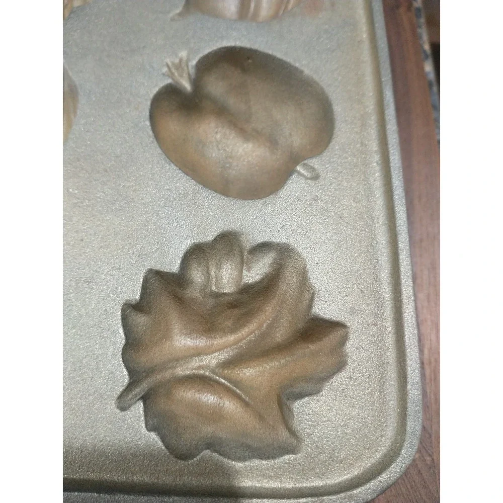 John Wright Cast Iron‎ Cake Baking Pan Muffin Autumn Theme Mold  USA Heavy